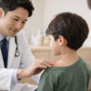 子供を診断する医者