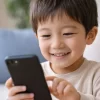 スマホを操作する子供