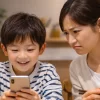 スマホを操作する子供を嫌がる母親