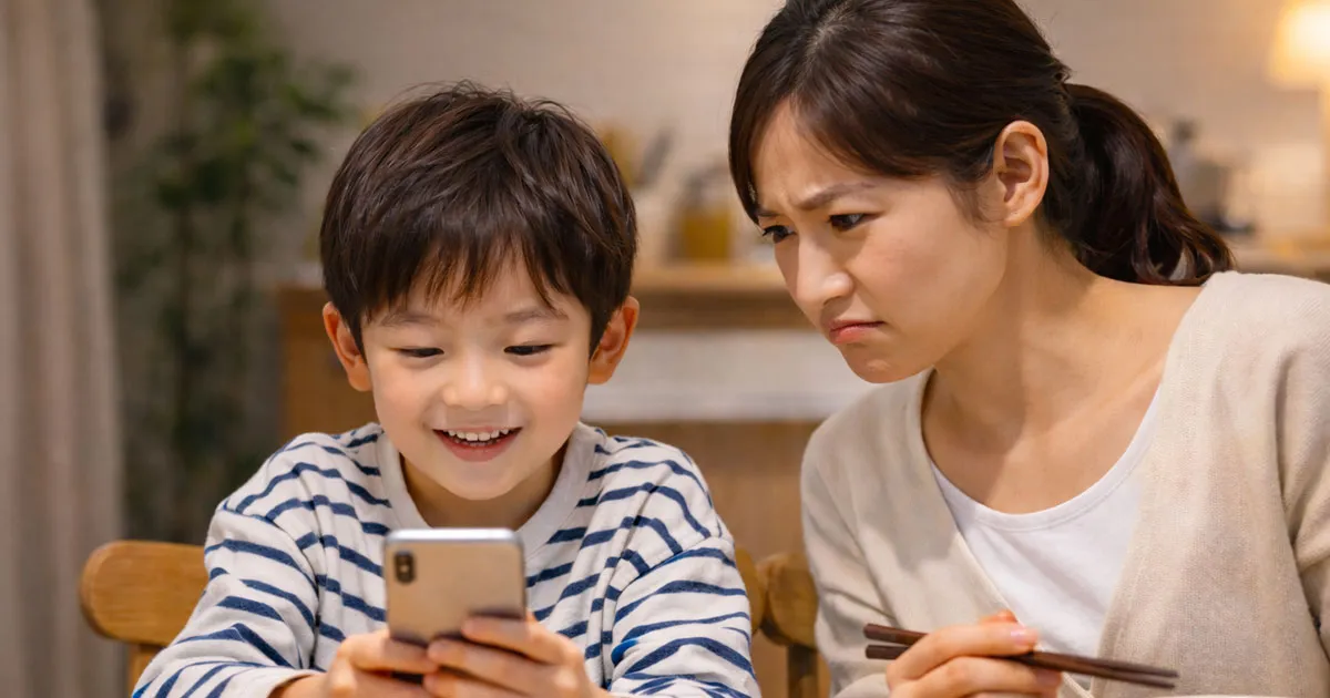スマホを操作する子供を嫌がる母親