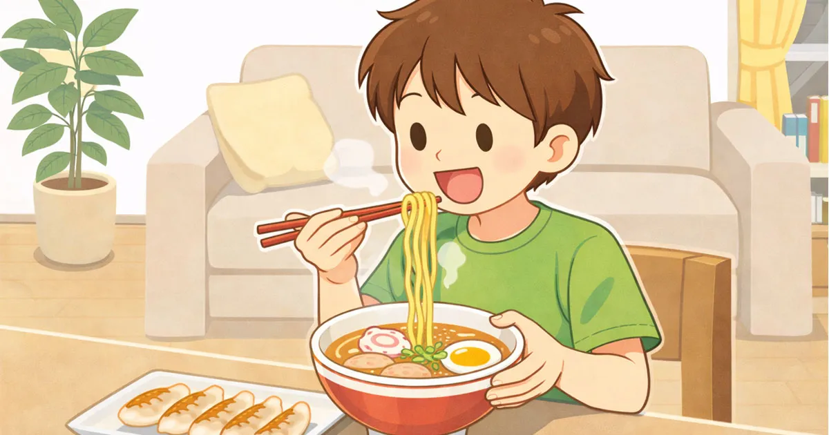 ラーメンと餃子を食べる男の子