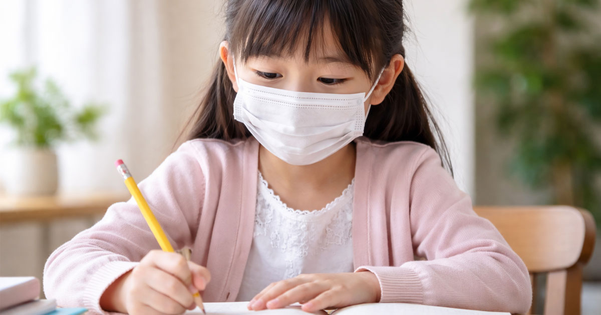 勉強をする女の子