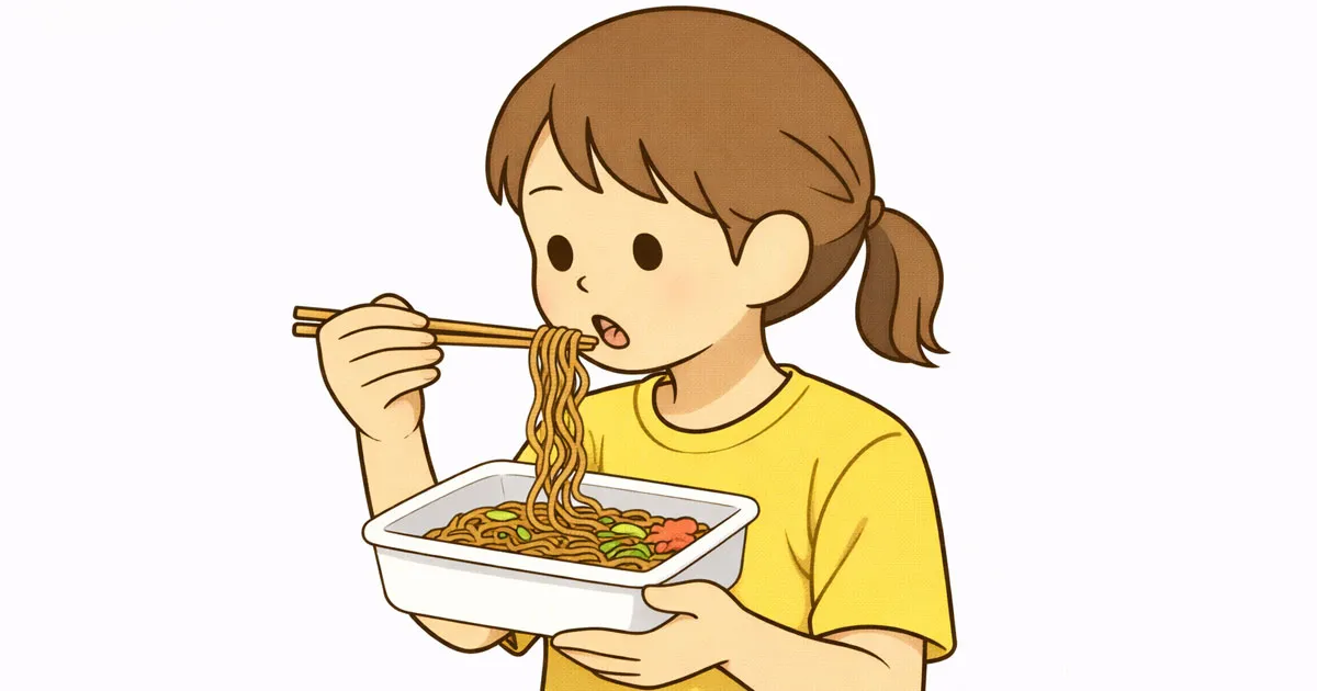焼きそばを食べる女の子
